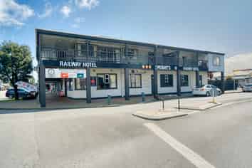 Freehold hotel and motel investment