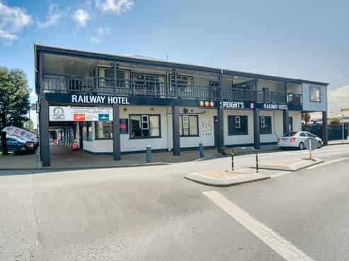 Freehold hotel and motel investment