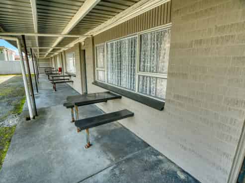 Freehold hotel and motel investment