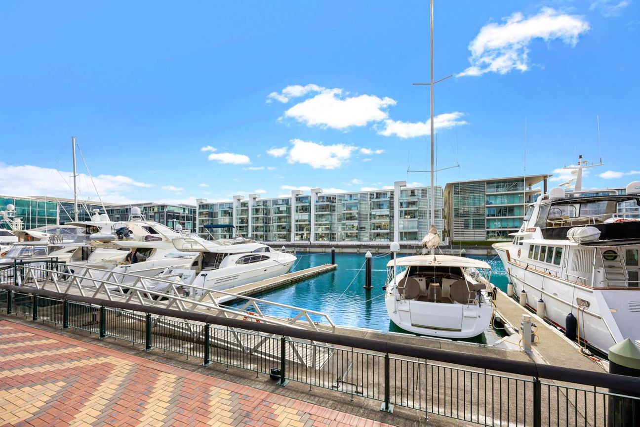 Unrivalled Waterfront Living - Altro
