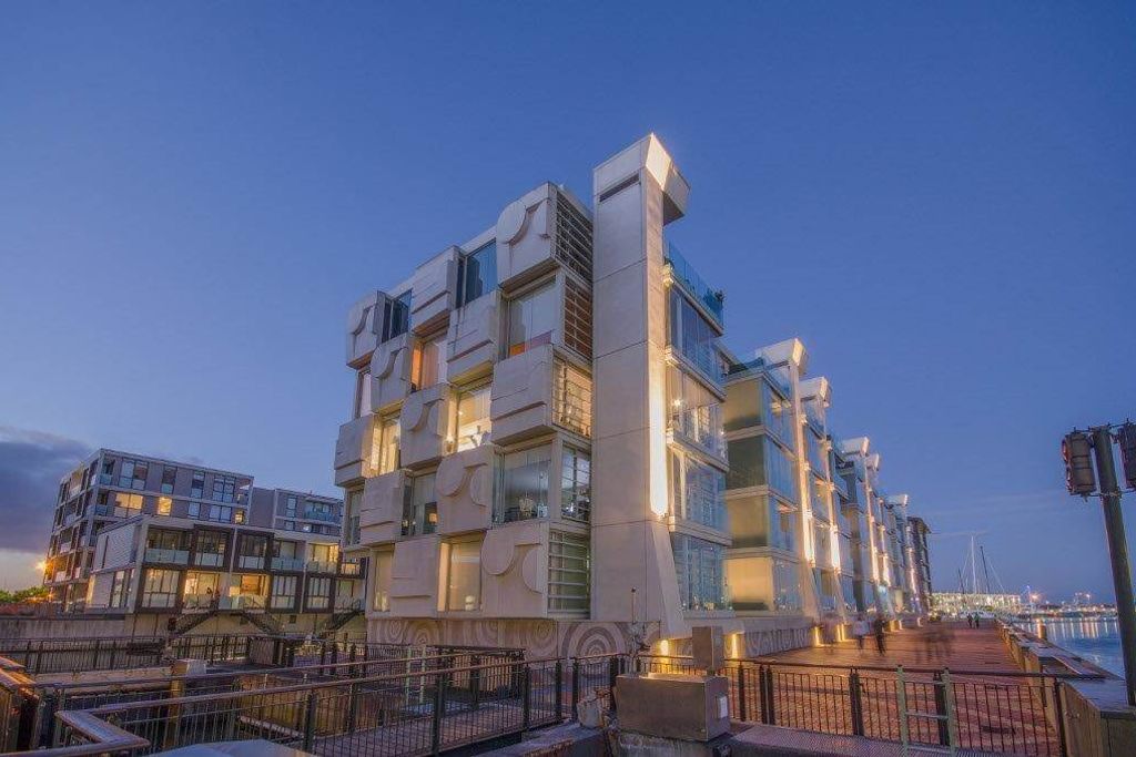 Unrivalled Waterfront Living - Vista 5