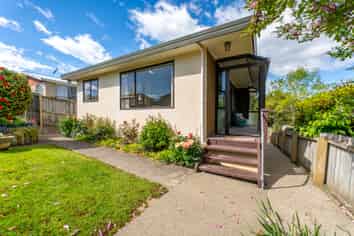 2/2 Stirling Place, Timaru