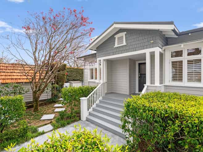 2 Golf Road, Epsom