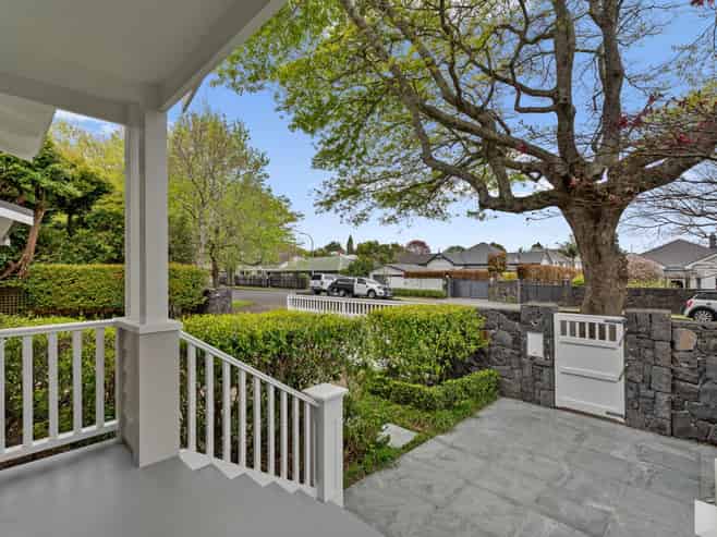 2 Golf Road, Epsom