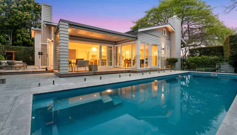 2 Golf Road, Epsom