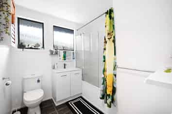 12c Saxbys Road, Glenview