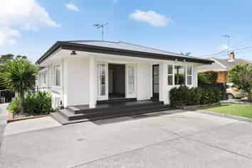 744 River Road, Chartwell