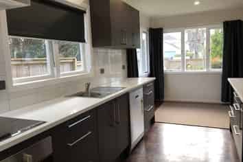 9 Beach Road, Te Atatu Peninsula