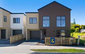 11 Taipahitini Road, Karaka