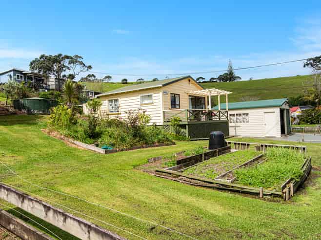 8 Hugh Barron Way, Whananaki