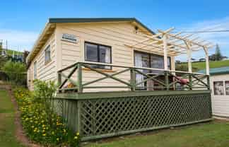 8 Hugh Barron Way, Whananaki