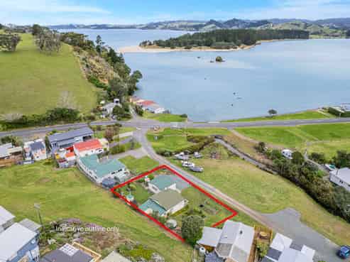 8 Hugh Barron Way, Whananaki
