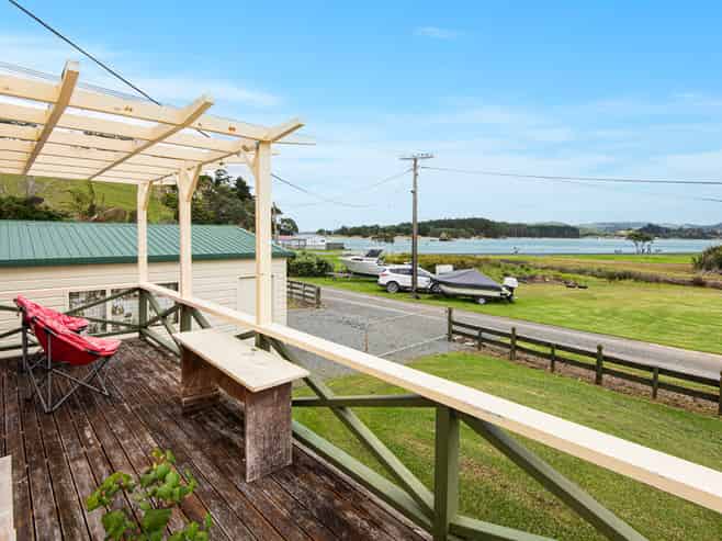 8 Hugh Barron Way, Whananaki