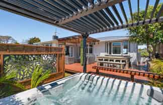 27 Woodford Avenue, Brookfield