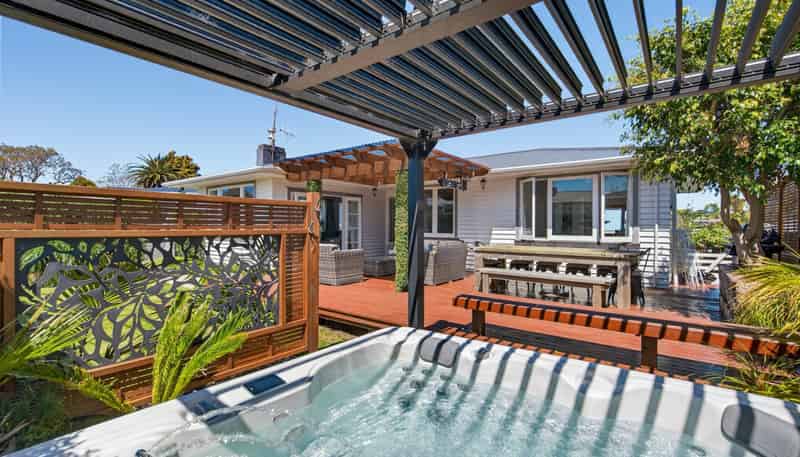 27 Woodford Avenue, Brookfield