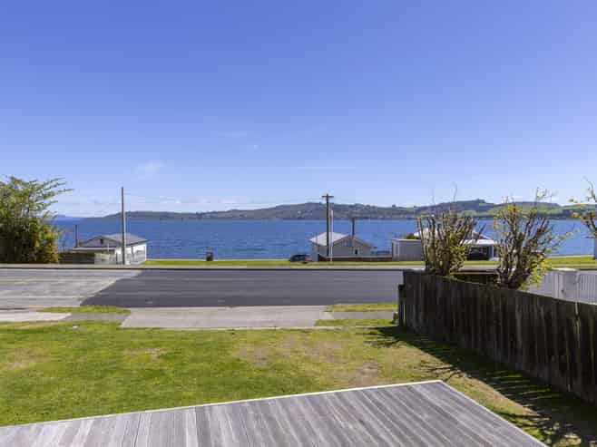 1/202 Lake Terrace, Waipahihi