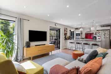 2/70 Rukutai Street, Orakei