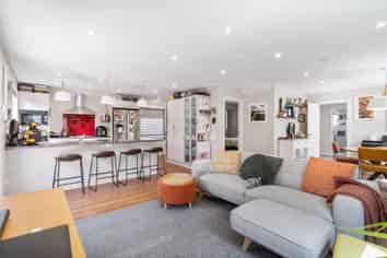 2/70 Rukutai Street, Orakei
