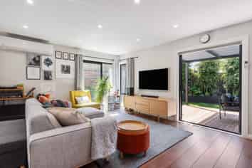 2/70 Rukutai Street, Orakei