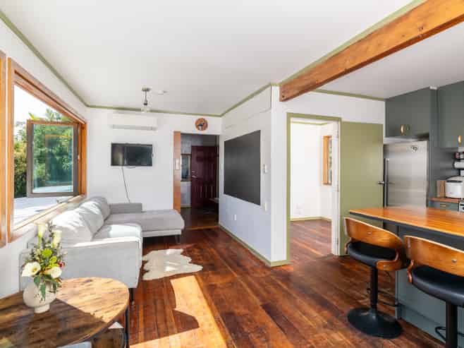 6 Main Road, Raglan