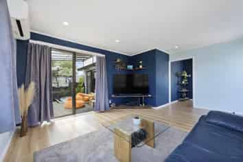 2/221 Waitemata Drive, Ranui