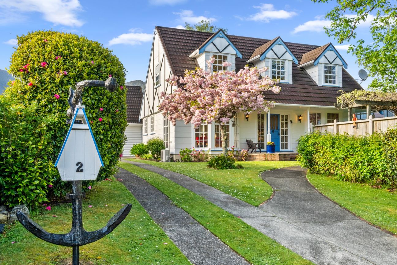 Where Growing Families Find Space, Sun & Serenity - Vista 2