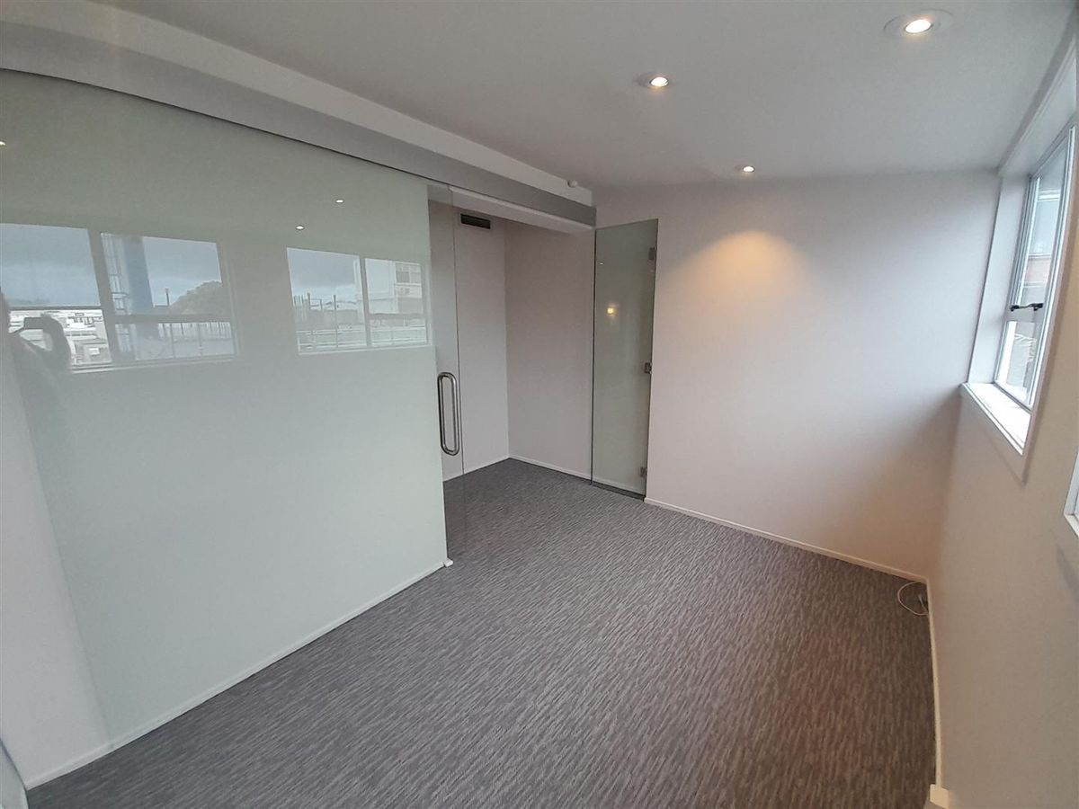 Modern Uptown Office Opportunity - Mehr