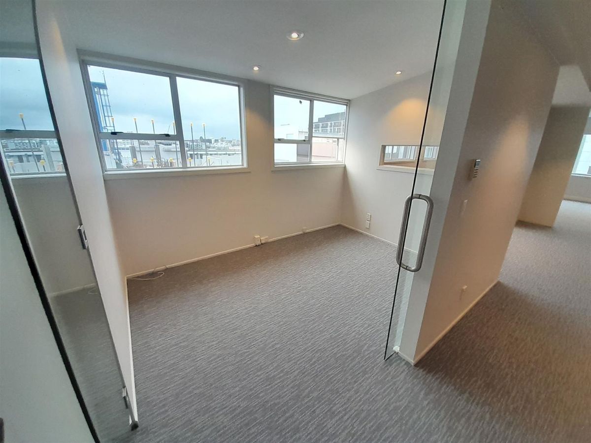 Modern Uptown Office Opportunity - Ansicht 6