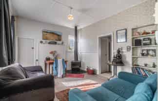 11 High Street East, Nightcaps