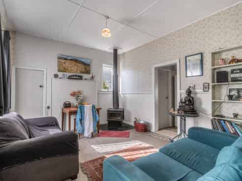 11 High Street East, Nightcaps