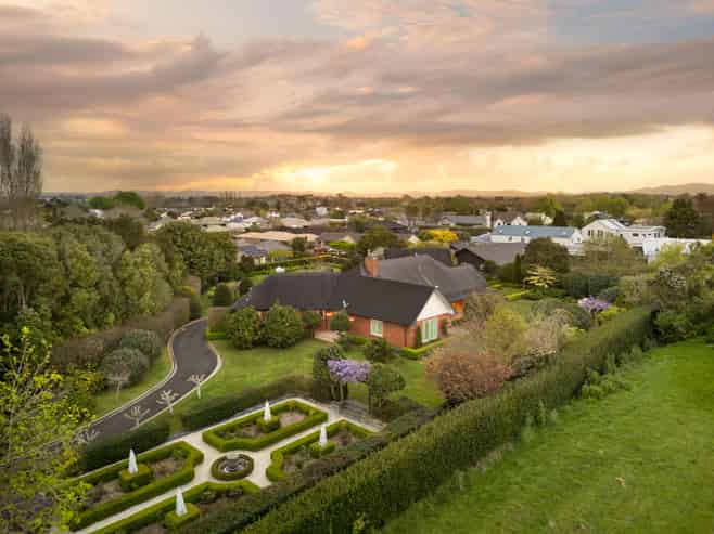 77 Harrowfield Drive, Harrowfield