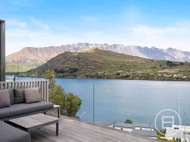 9B St Mathews Place, QUEENSTOWN HILL