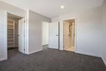 8 Parekareka Lane, Porirua
