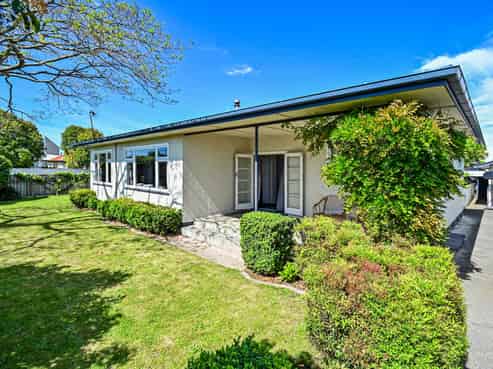 700 Frederick Street West, Mahora