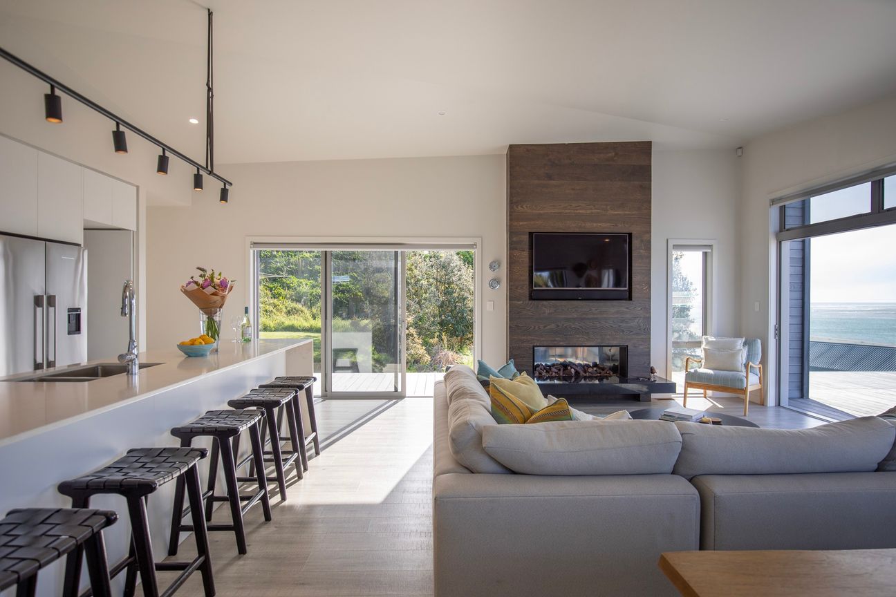 Luxury At An Unrepeatable Price, Raglan