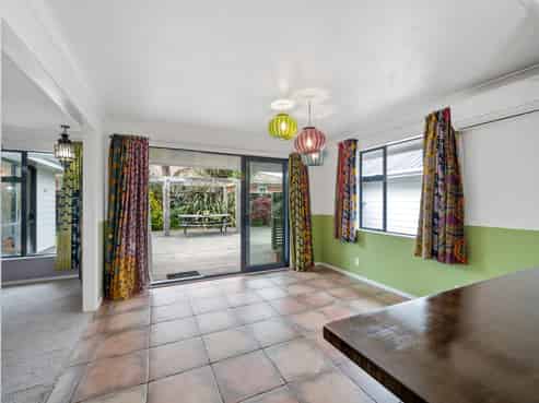 8B Holland Street, Glenholme