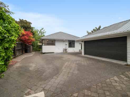 8B Holland Street, Glenholme