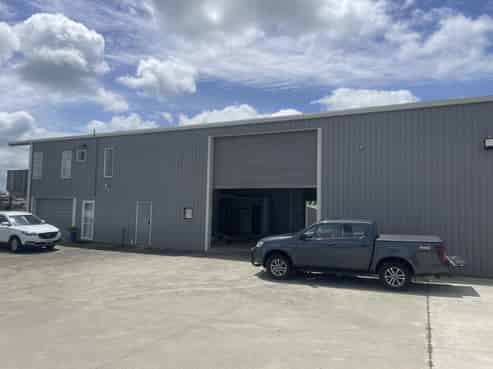 Well-presented workshop with onsite living