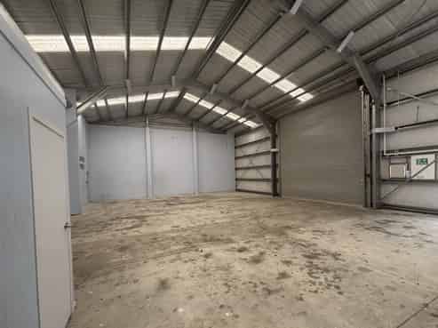 Well-presented workshop with onsite living