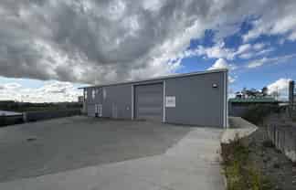 Well-presented workshop with onsite living