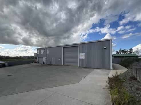 Well-presented workshop with onsite living