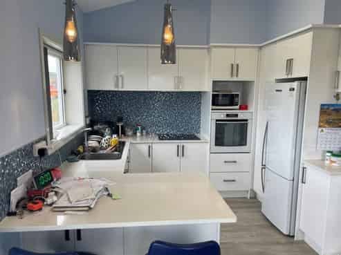 Well-presented workshop with onsite living