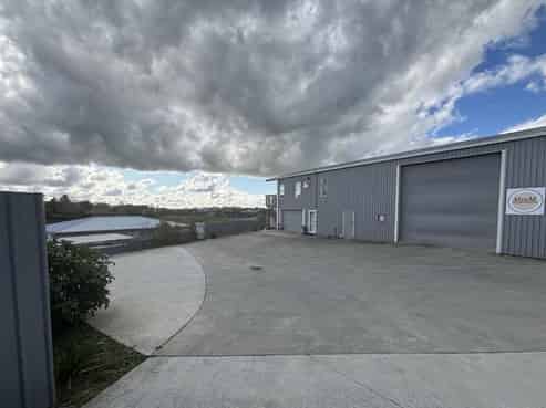 Well-presented workshop with onsite living