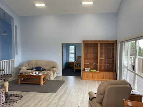 Well-presented workshop with onsite living