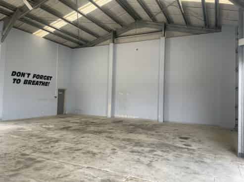 Well-presented workshop with onsite living