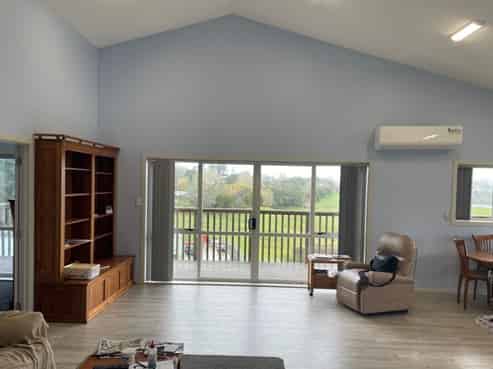 Well-presented workshop with onsite living