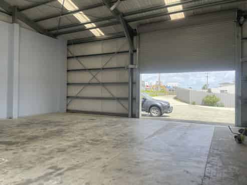 Well-presented workshop with onsite living