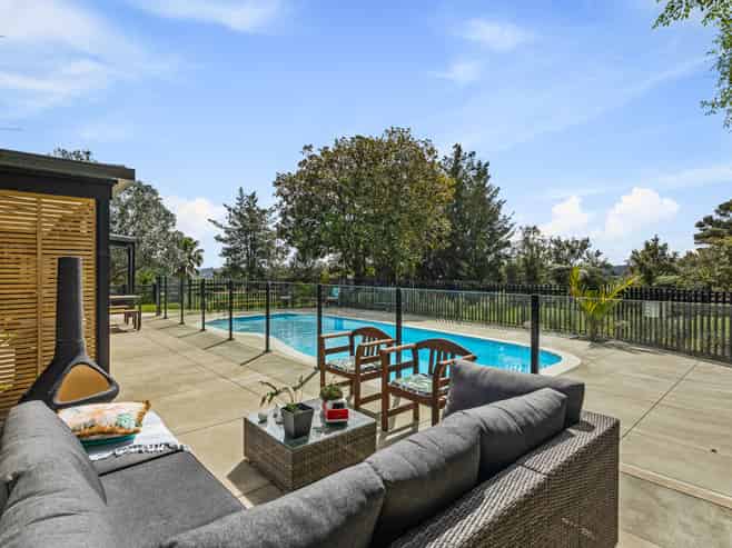 7 Attwood Road, Paremoremo
