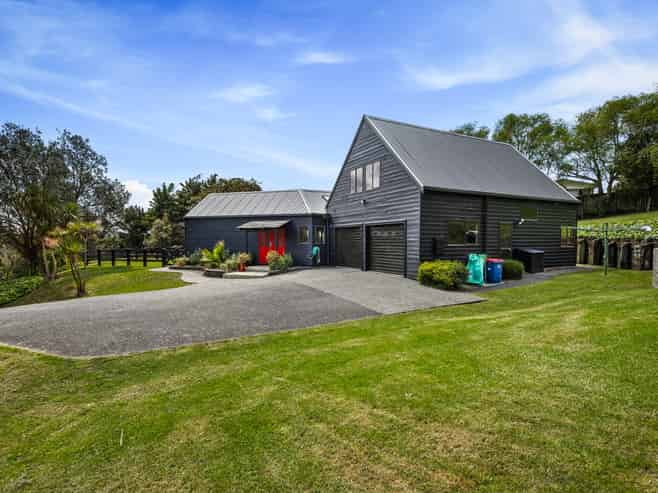 7 Attwood Road, Paremoremo