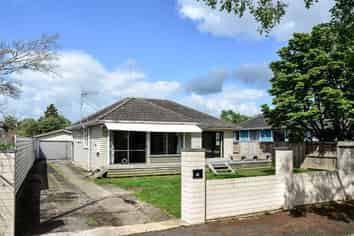 42 Montgomery Crescent, Bader